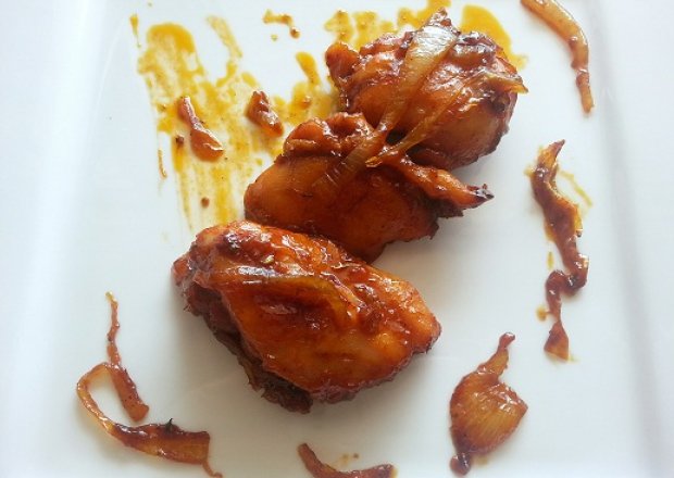 Fotografia przedstawiająca Filetowane udka kurczaka w miodzie z cebulą