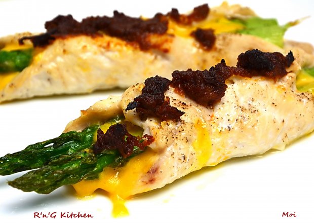 Fotografia przedstawiająca Filety kurczaka ze szparagami i serem