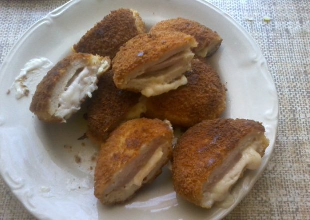 Fotografia przedstawiająca Filety Piersi z kurczaka z serem i szynką
