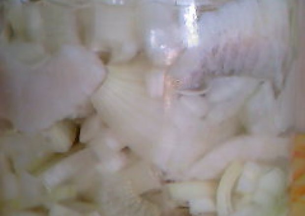 Fotografia przedstawiająca filety śledziowe w oleju