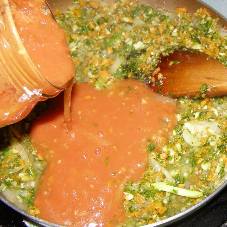 Krok 5 - filety śledziowe w warzywno-cebulowym sosie pomidorowym... foto
