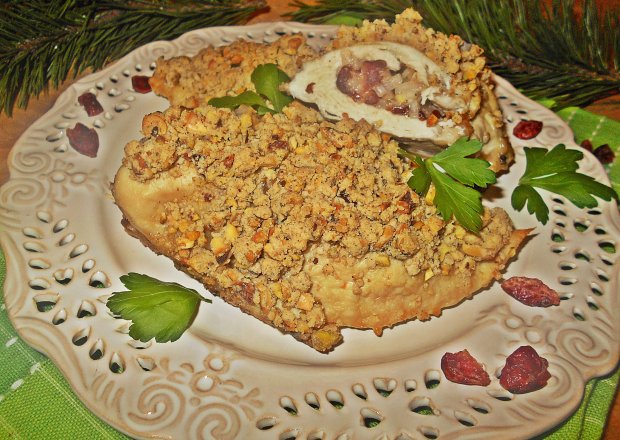 Fotografia przedstawiająca Filety z bryndzą i żurawiną z pistacjową korzenną kruszonką