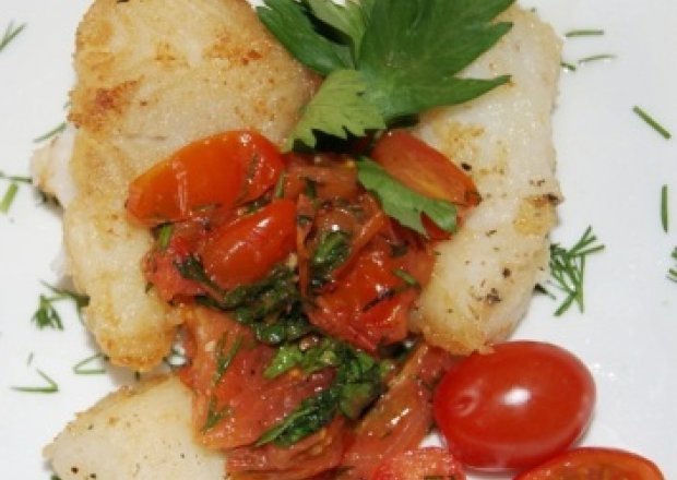 Fotografia przedstawiająca Filety z halibuta z duszonymi pomidorkami