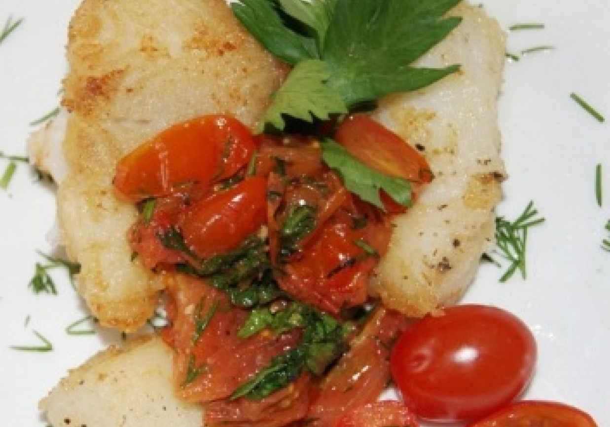 Filety z halibuta z duszonymi pomidorkami foto