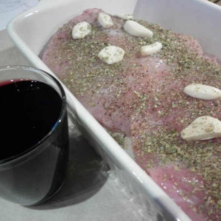 Krok 4 - Filety z indyka z brzoskwiniami i żurawiną w czerwonym winie. foto