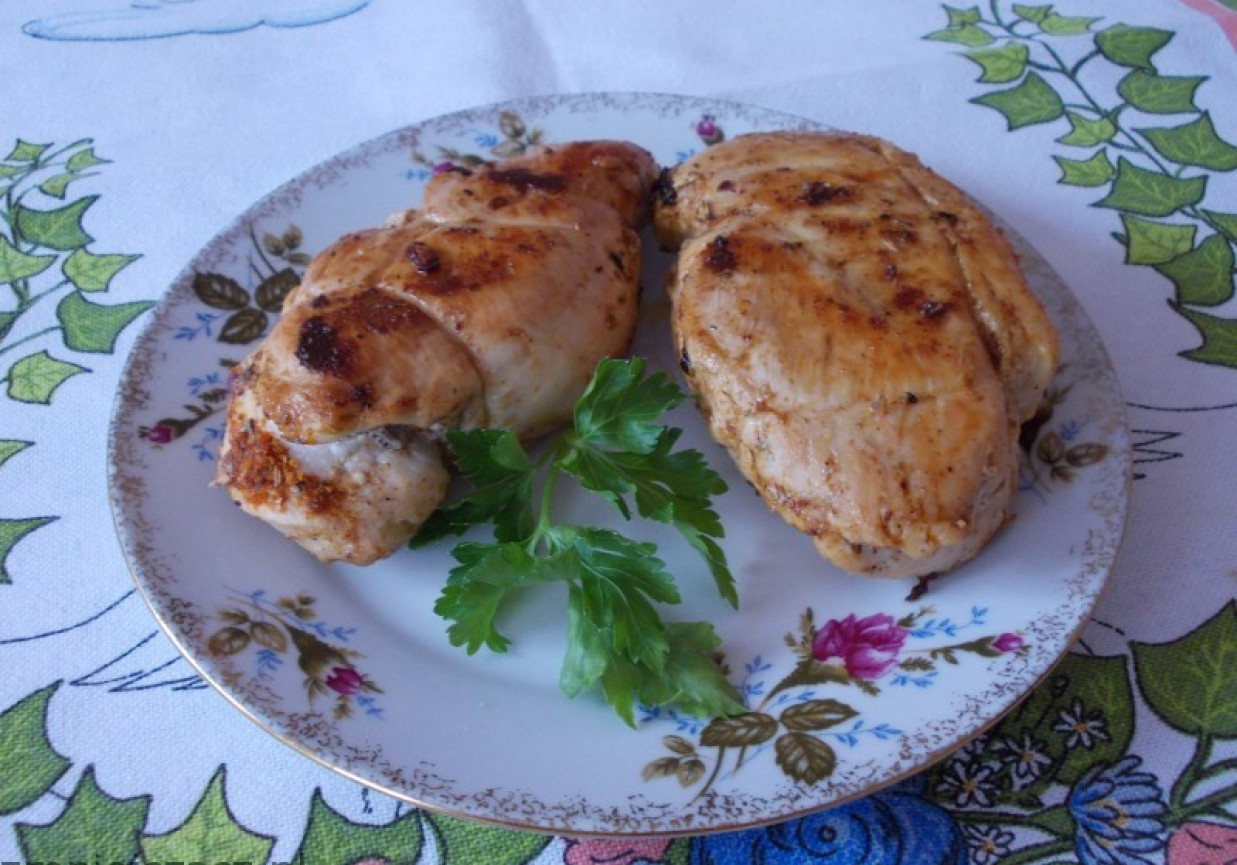 Filety z kurczaka faszerowane drobiowymi serduszkami i pieczarkami. foto