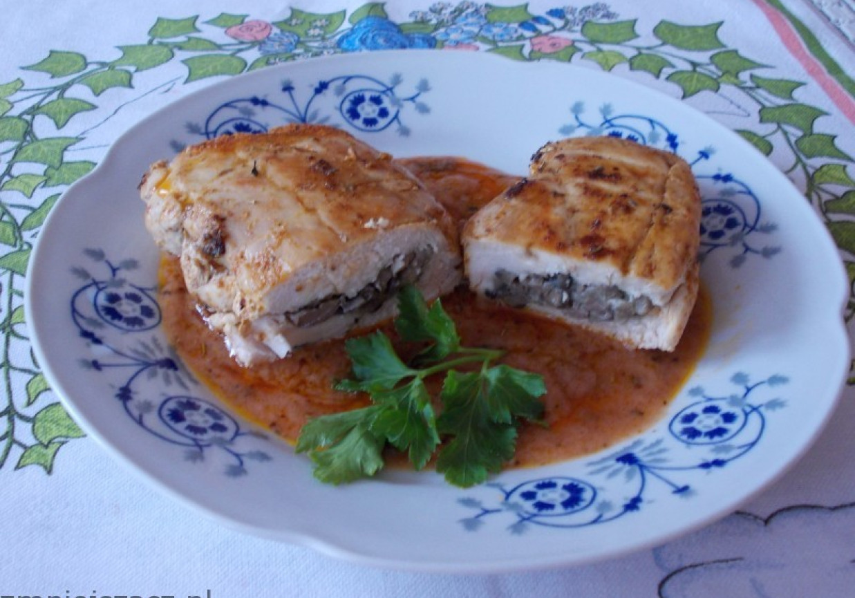 Filety z kurczaka faszerowane drobiowymi serduszkami i pieczarkami. foto