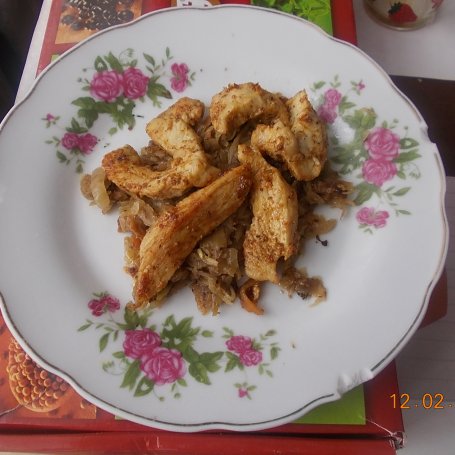 Krok 4 - Filety z kurczaka na kapuscie smażonej z grzybami foto