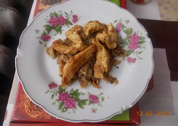 Fotografia przedstawiająca Filety z kurczaka na kapuscie smażonej z grzybami