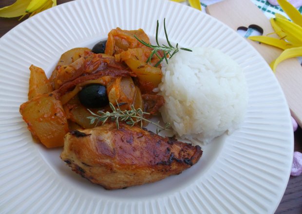 Fotografia przedstawiająca Filety z kurczaka po prowansalsku.