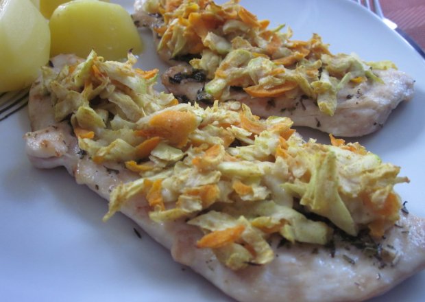 Fotografia przedstawiająca Filety z kurczaka pod warzywno-musztardową „kołderką”