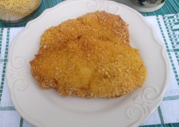 Fotografia przedstawiająca Filety z kurczaka w cieście i kukurydzianej panierce.