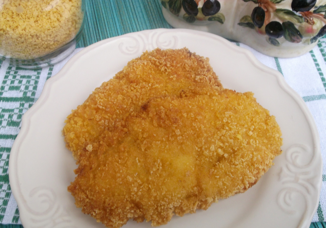 Filety z kurczaka w cieście i kukurydzianej panierce. foto