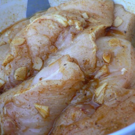 Krok 2 - Filety z kurczaka w marynacie czosnkowo-curry foto