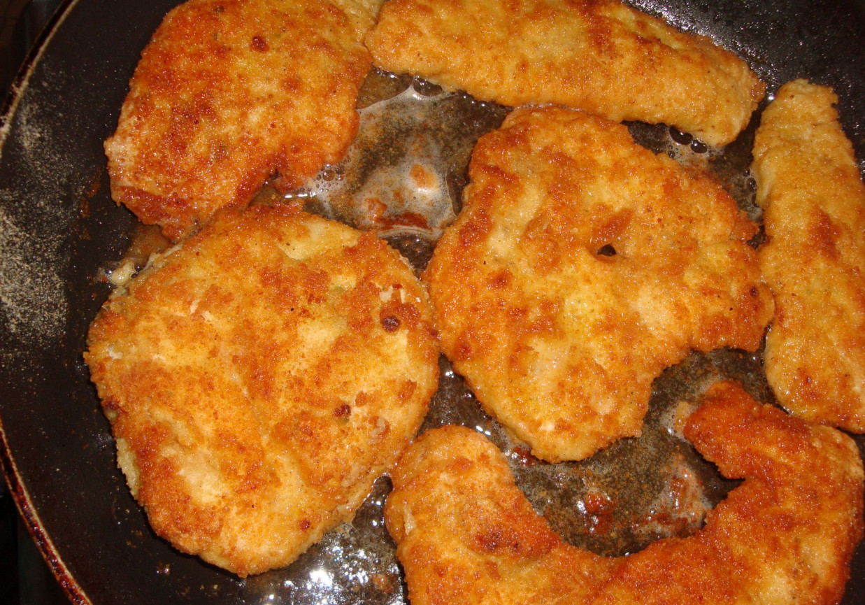 Filety z kurczaka w panierce z bułki tartej i mąki foto