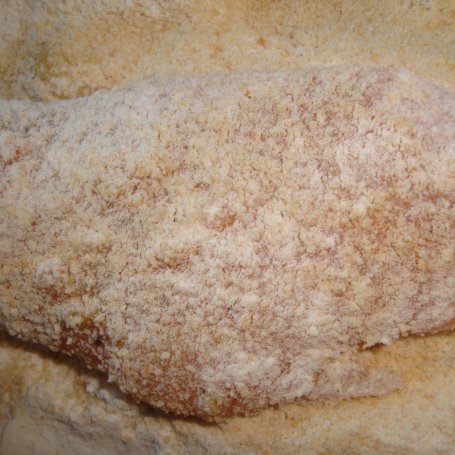 Krok 5 - Filety z kurczaka w panierce z bułki tartej i mąki foto