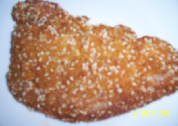 Fotografia przedstawiająca filety z kurczaka w sezamowej panierce