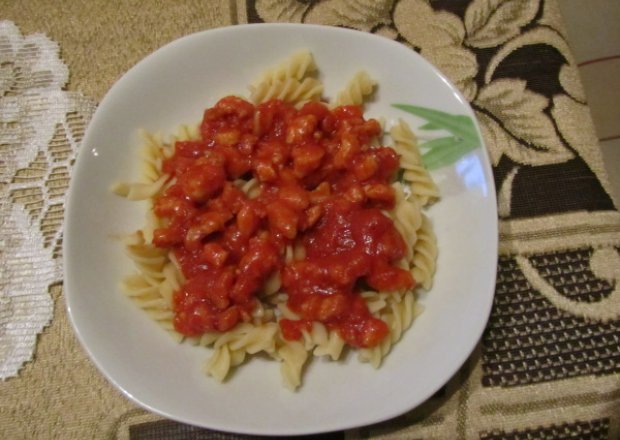 Fotografia przedstawiająca Filety z kurczaka w sosie pomidorowym