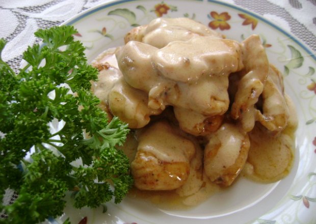 Fotografia przedstawiająca filety z kurczaka w sosie śmietanowym