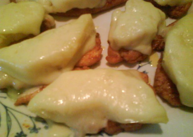 Fotografia przedstawiająca Filety z kurczaka z ananasem i serem