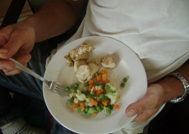 Fotografia przedstawiająca filety z kurczaka z warzywami