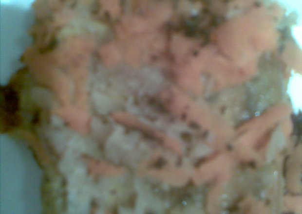 Fotografia przedstawiająca filety z morszczuka w cieście z kurkumą duszone z selerem i marchewką