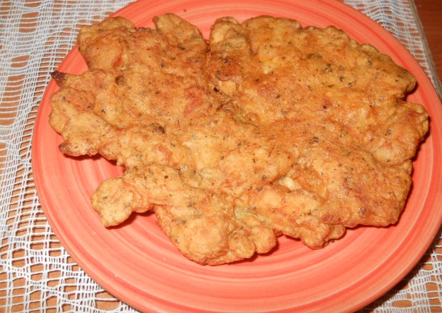 Fotografia przedstawiająca filety z piersi kurczaka na cały talerz