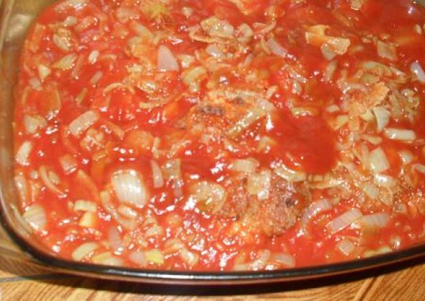 Fotografia przedstawiająca Filety z ryby w sosie pomidorowym
