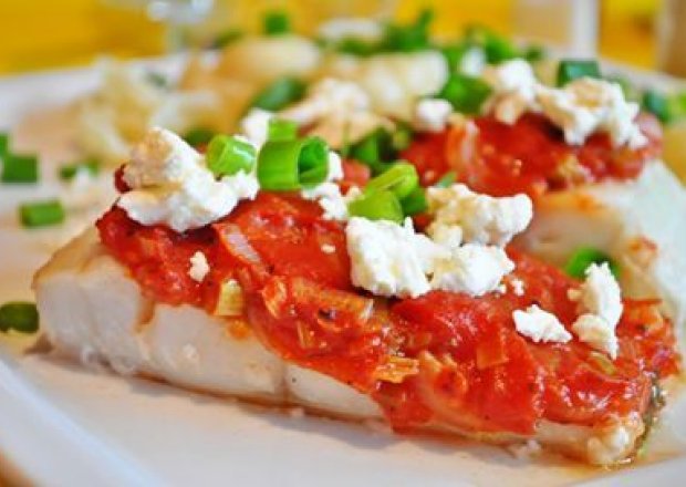 Fotografia przedstawiająca Filety z ryby z pomidorami i fetą