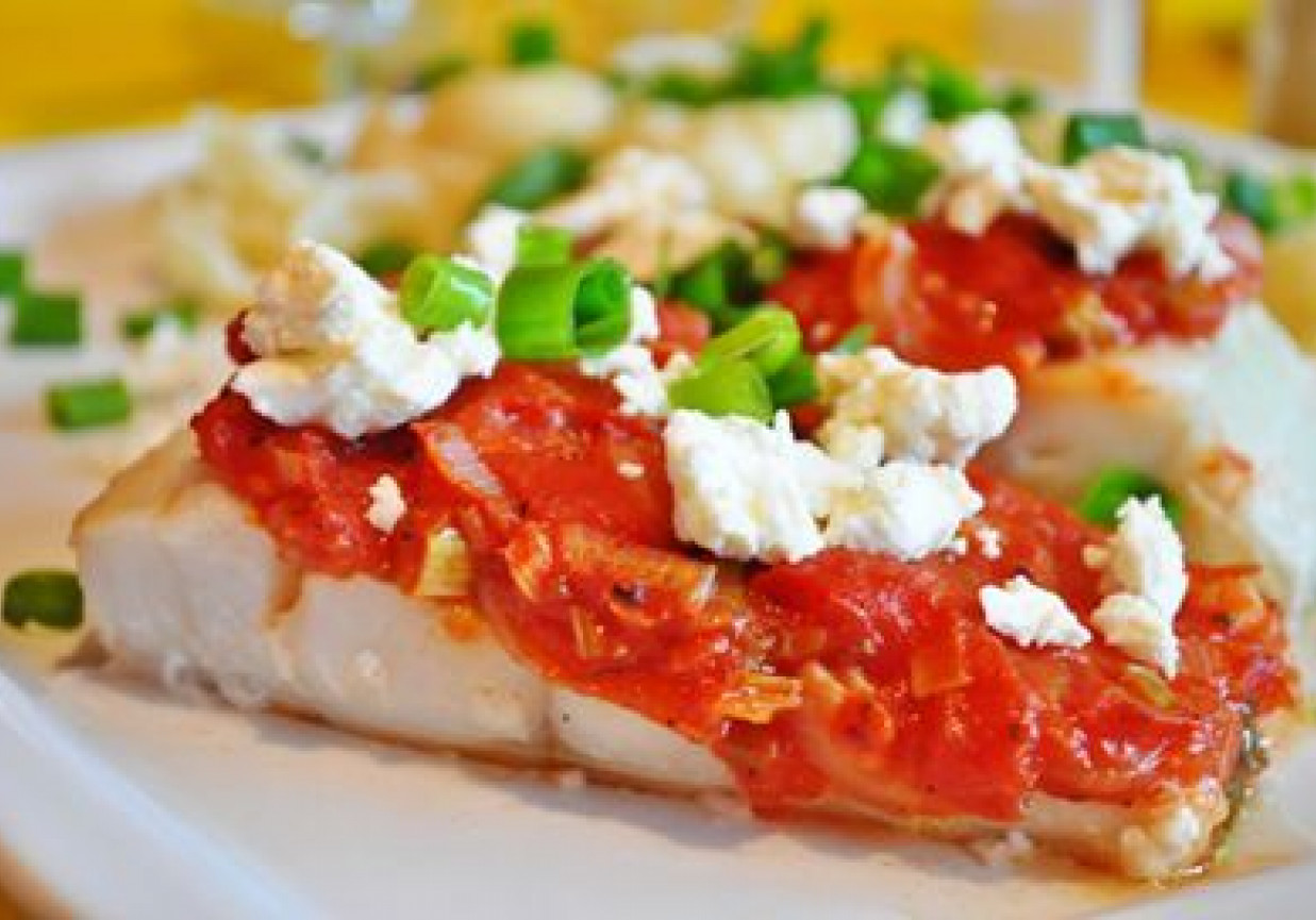 Filety z ryby z pomidorami i fetą foto
