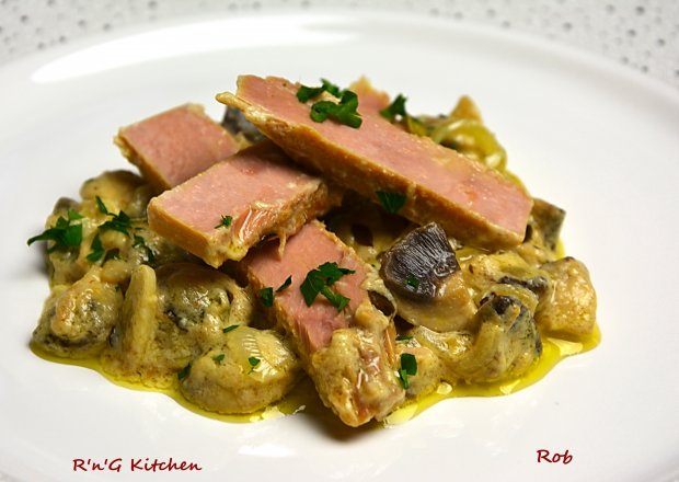 Fotografia przedstawiająca Filety z tuńczyka w sosie śmietanowo – pieczarkowym