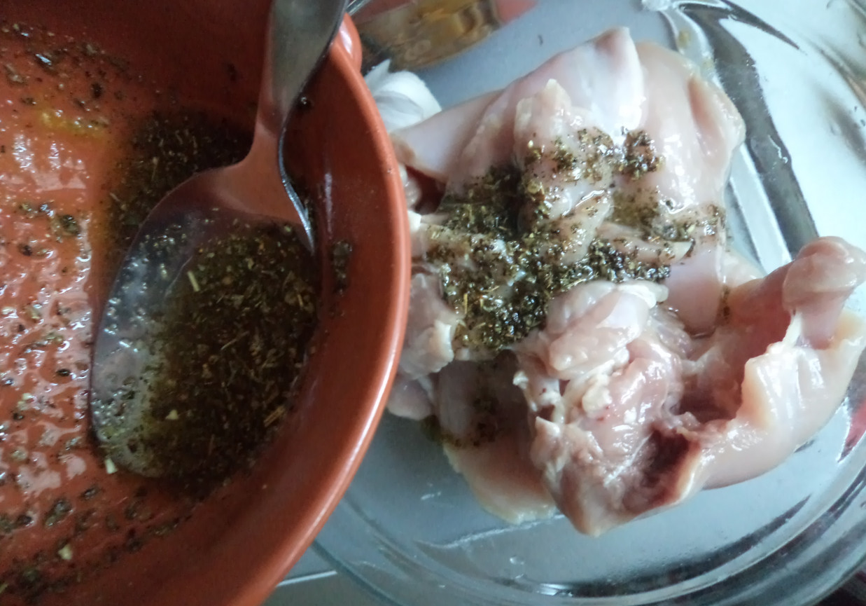 Filety z uda kurczaka w marynacie ziołowej-mięso pieczone w słoiku na  na podróż :) foto