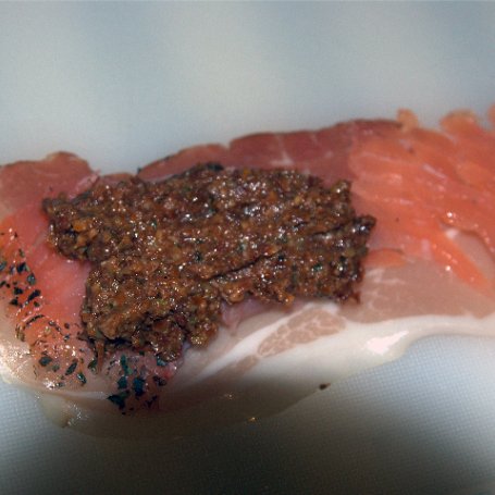 Krok 2 - Finezyjne roladki z wędzonego łososia, szynki szwarcwaldzkiej i czerwonego pesto foto