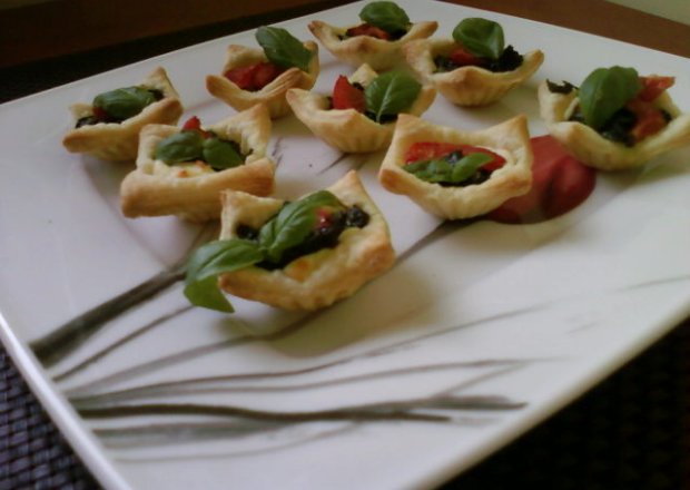 Fotografia przedstawiająca Finger food - Mini tartinki z ciasta francuskiego ze szpinakiem, bryndzą i pomidorem