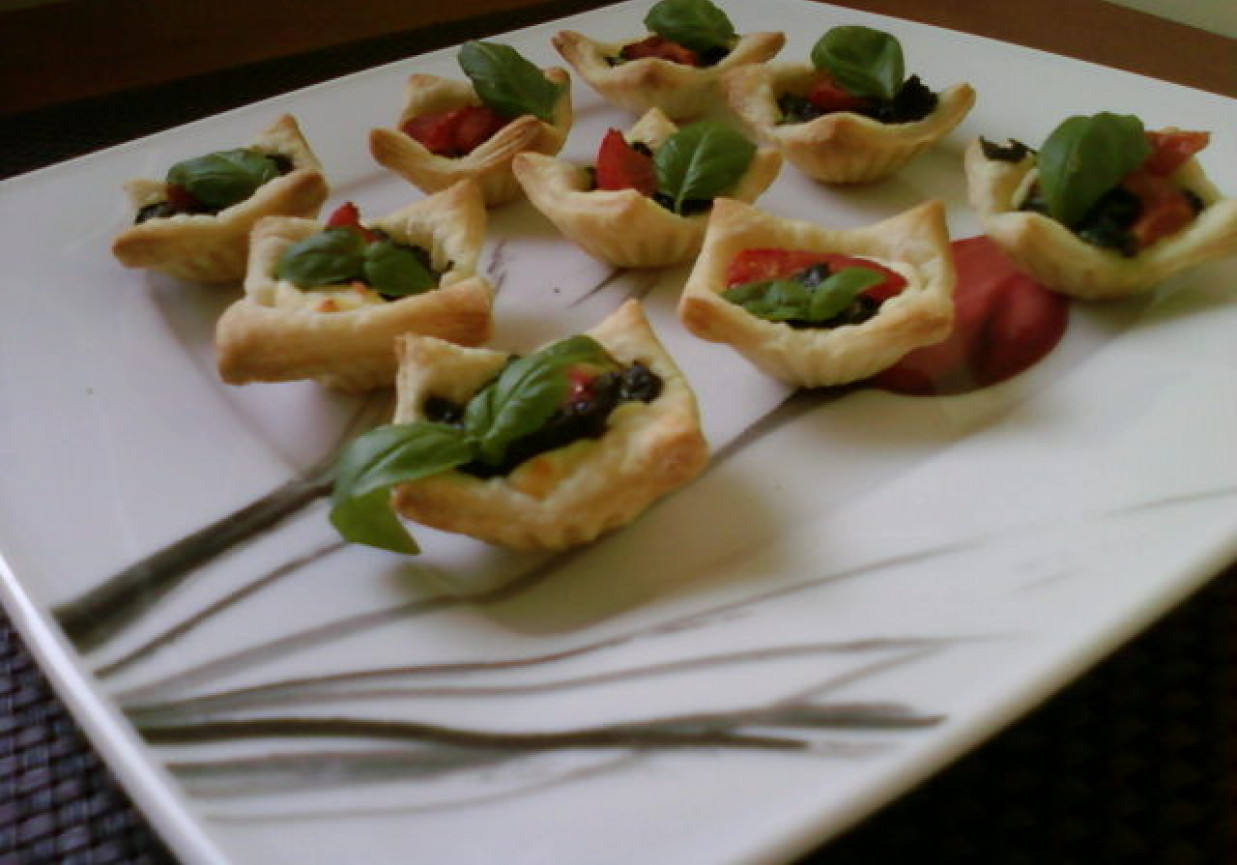 Finger food - Mini tartinki z ciasta francuskiego ze szpinakiem, bryndzą i pomidorem foto