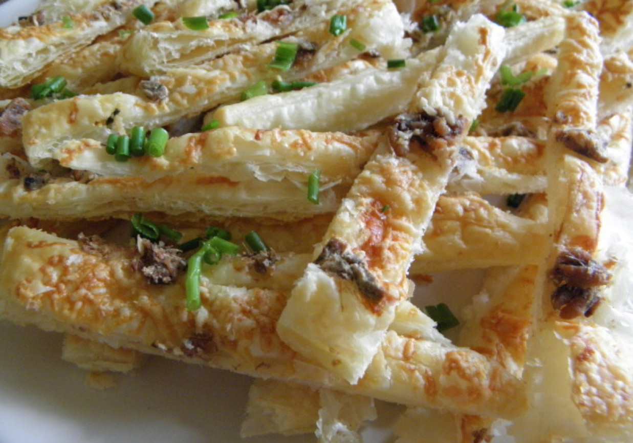 Finger food - paluszki z ciasta francuskiego z kozim serem i anchois foto