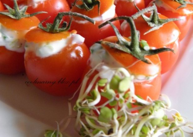 Fotografia przedstawiająca Finger food - pomidorki cherry z pastą wiosenną