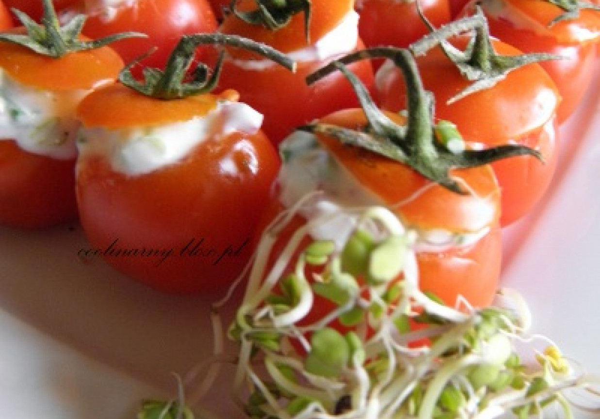 Finger food - pomidorki cherry z pastą wiosenną foto
