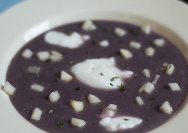 Fotografia przedstawiająca Fioletowa zupa z ziemniaków