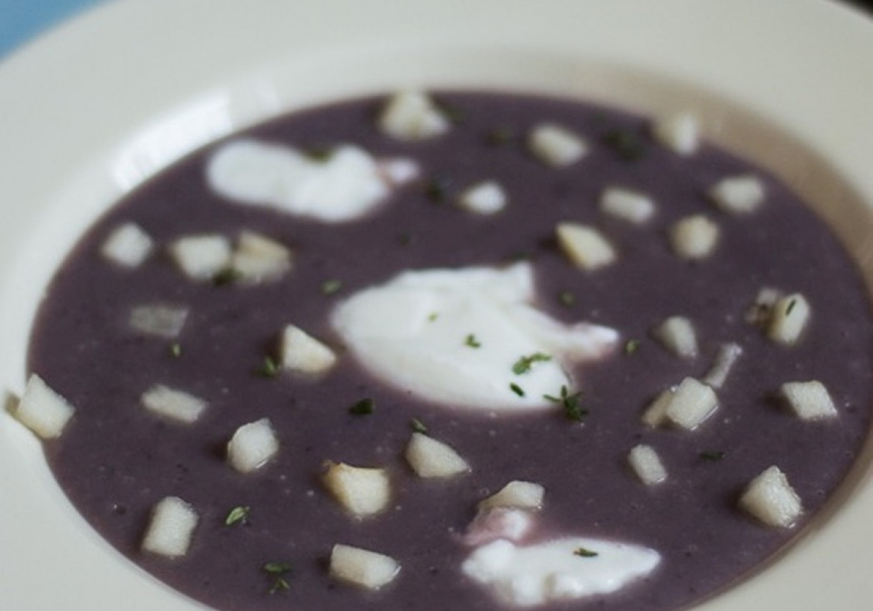 Fioletowa zupa z ziemniaków foto