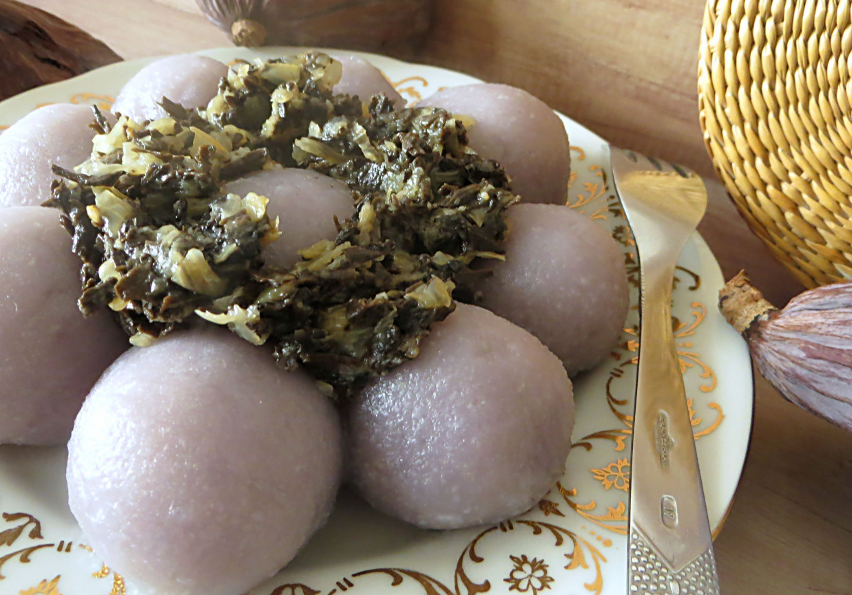 Fioletowe kluski "śląskie " z grzybami i cebulką foto