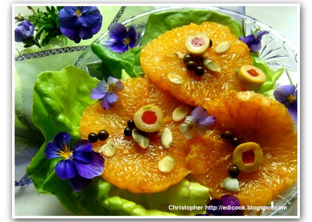 Fotografia przedstawiająca Fiołkowa sałatka z marynowanymi pomarańczami.