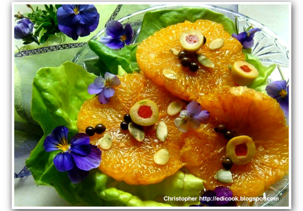 Fiołkowa sałatka z marynowanymi pomarańczami. foto