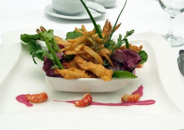 Fotografia przedstawiająca Fish & chips z sielawy z chłodnikiem na botwince i rakach Marcina Budynka