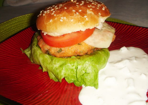Fotografia przedstawiająca Fishburgery z pstrągiem łososiowym i dipem czosnkowo-ogórkowym