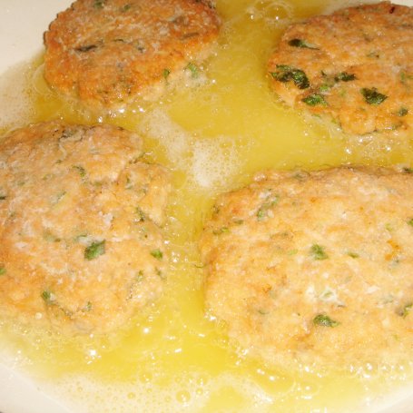 Krok 4 - Fishburgery z pstrągiem łososiowym i dipem czosnkowo-ogórkowym foto