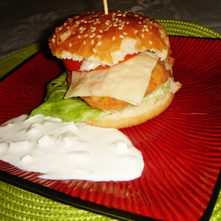 Krok 5 - Fishburgery z pstrągiem łososiowym i dipem czosnkowo-ogórkowym foto