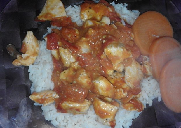 Fotografia przedstawiająca Fit kurczak z ryżem i pomidorami