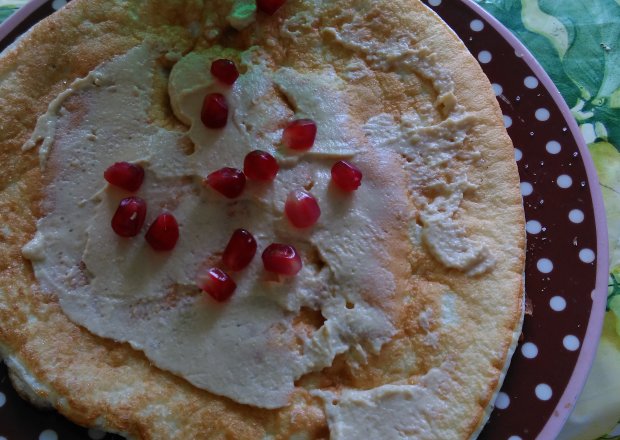 Fotografia przedstawiająca fit omlet białkowy z hummusem
