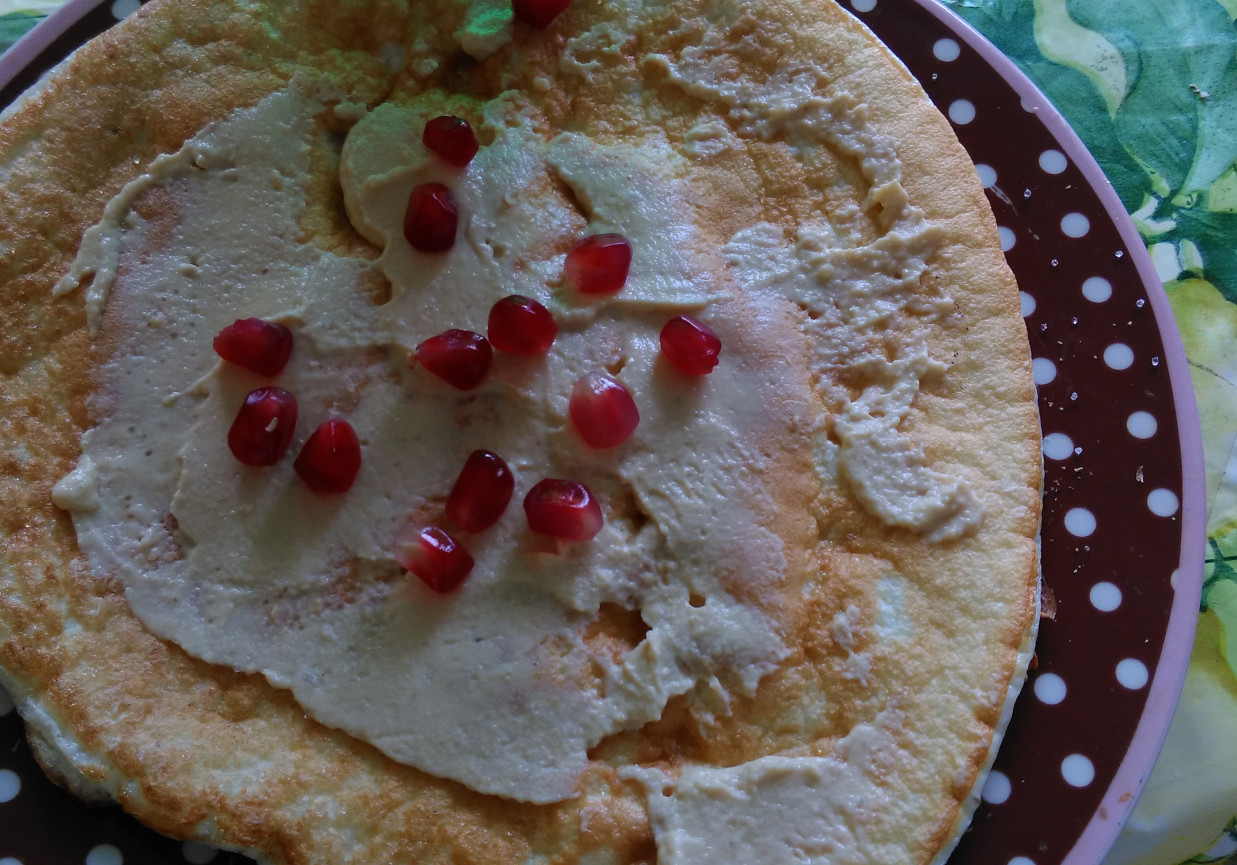 fit omlet białkowy z hummusem foto